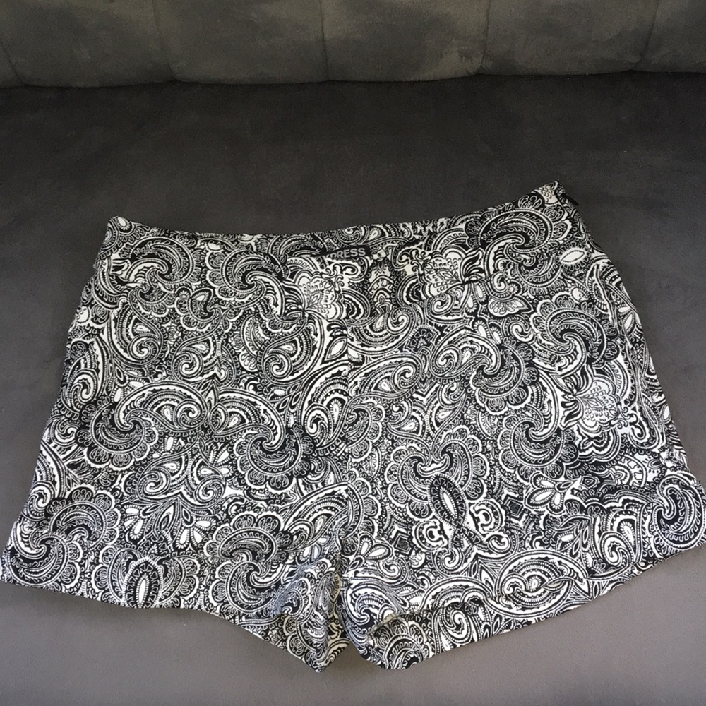 NWOT Express Black and White Paisley Shorts 🖤